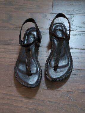 BORN T Strap Sandals Black Size 7M